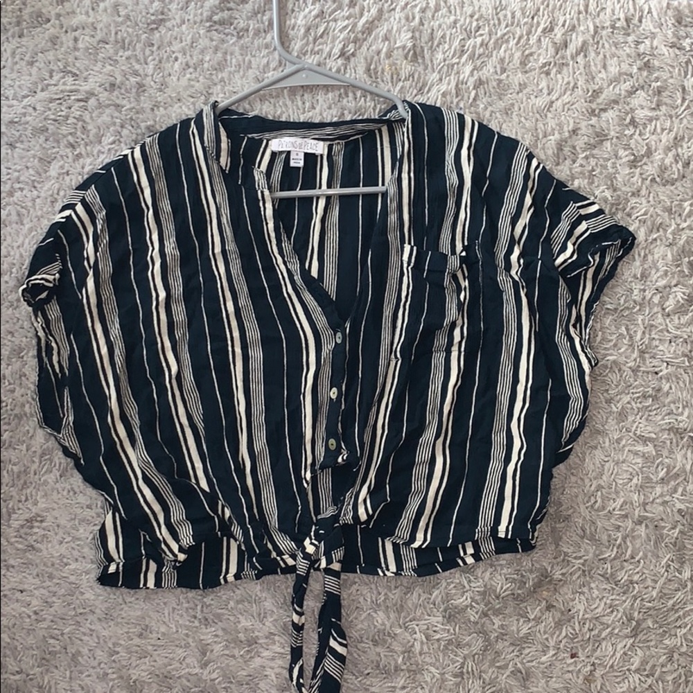 Blouse that ties